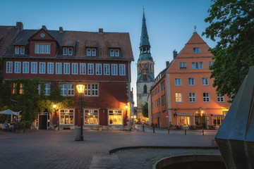 Fototapeta premium Ballhofplatz mit Kreuzkirche an einem Sommerabend in Hannover