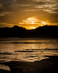 Paisaje de atardecer en la playa