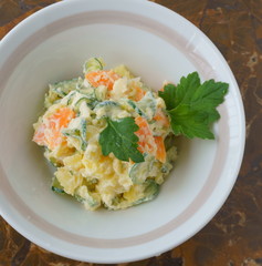 日本風の手作りポテトサラダ