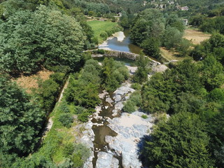 Fototapeta na wymiar Barrage sur une rivière dans les Cévennes, vue aérienne
