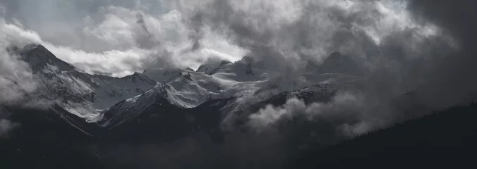 Stickers pour porte Noir Whistler - Panorama du pic alpin couvert de neige dramatique entouré de nuages de tempête