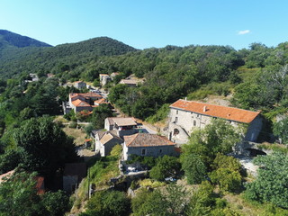 Fototapeta na wymiar Hameau de La Rouvierette dans les Cévennes, vue aérienne