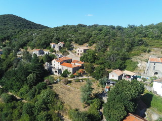 Fototapeta premium Hameau de La Rouvierette dans les Cévennes, vue aérienne