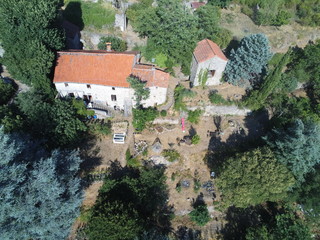 Fototapeta na wymiar Maison et jardin dans les Cévennes, vue aérienne