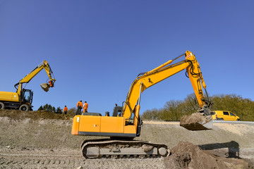 Sta&szlig;enbau - Baumaschinen bei Erdbewegungen
