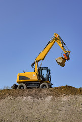 Obraz premium Baugewerbe - Bagger bei Erdbewegungen für eine neue Trasse