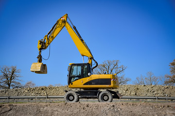 Straßenbau - Bagger im Einsatz