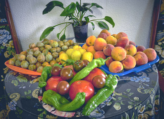 100% natural organic tomatoes and fruits from the garden. Non-GMO Tomatoes and Fruit