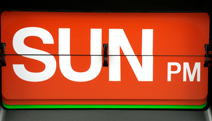 Fototapeta premium Close-up Flip clock label Sunday on red background, Time concept.