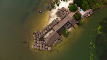 Vis&atilde;o do restaurante dentro do rio