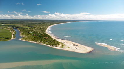 Rio desaguando no mar