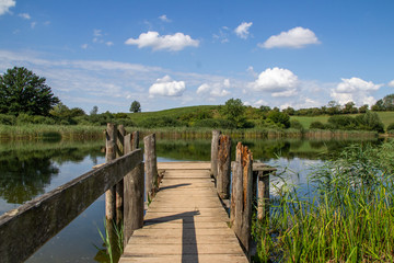 Fototapeta premium Verwitterter Holzsteg auf idyllichen See