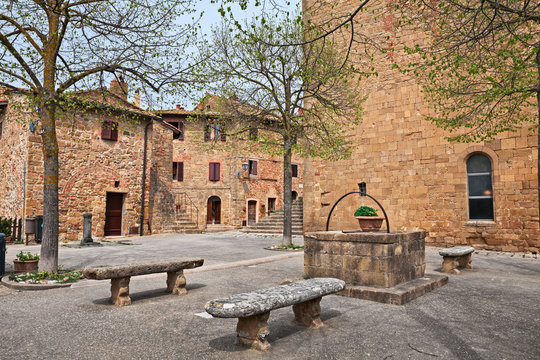 Monticchiello, Pienza, Tuscany, Italy: the square Piazza Commenda in the old town