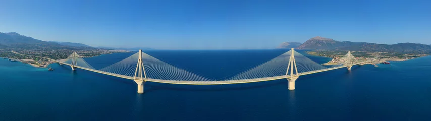 Kussenhoes Luchtdrone panoramische foto van de wereldberoemde kabelhangbrug van Rio - Antirio Harilaos Trikoupis, oversteken van de Golf van Korinthe, het vasteland van Griekenland naar de Peloponnesos, Patras © aerial-drone