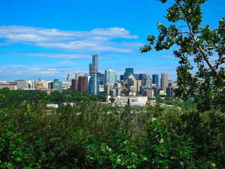 Obraz premium Stunning view of downtown Edmonton, Alberta, Canada. Taken on sunny summer day from the opposite side of the North Saskatchewan River high rise building.