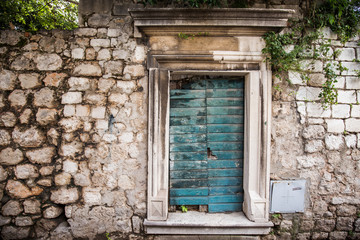 Fototapeta na wymiar Old green painted doors in Dubrovnik, Croatia