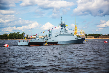 Naklejka premium gray patrol ship at the marina in the city