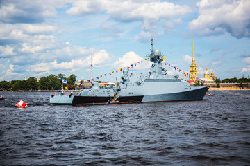 Naklejka premium gray patrol ship at the marina in the city