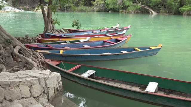 Embarcaciones en la cascada de micos, san luis potosi, mexico 