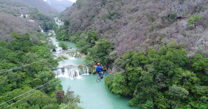 Tirolesa en la Cascada de Micos, San Luis Potosi, Mexico