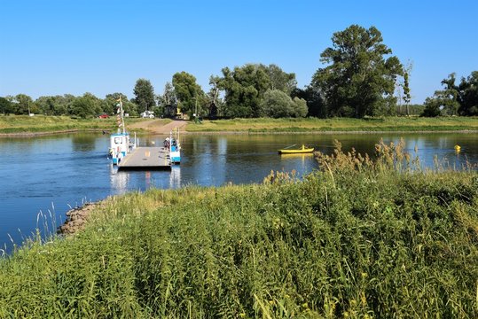 Gierf&auml;hre  &uuml;ber die Elbe bei Coswig - Gierf&auml;hren sind F&auml;hren , die zur Fortbewegung doe Str&ouml;mung des Flusses ausnutzen