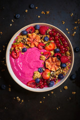 Smoothie fruits rouges framboises et myrtilles