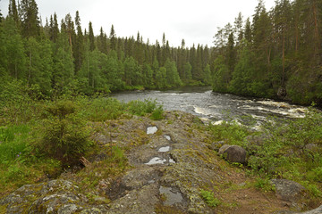 Obraz premium River Oulankajoki (Ruka) on rainy day