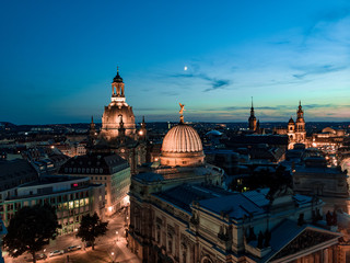 Fototapeta premium Blaue Stunde, Dresden bei Nacht mit Frauenkriche näher