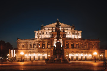Obraz premium Dresden Semperoper mit Monument Frontal Nachts