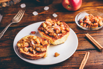 French toasts with apple and cinnamon