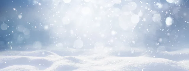 Fotobehang Wintersneeuwachtergrond met sneeuwlaag, met prachtig licht en sneeuwvlokken op de blauwe lucht, mooie bokehcirkels, bannerformaat, kopieerruimte. © Laura Pashkevich