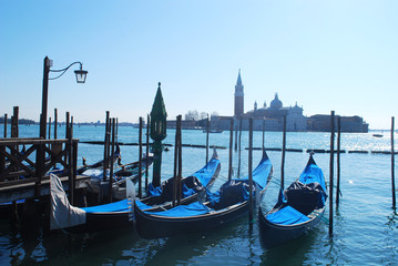 San Giorgio con le gondole in primo piano © Simonetta