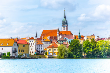 Obraz premium Jindrichuv Hradec cityscape. Church of the Assumption of the Virgin Mary and Vajgar pond in the foreground. Czech Republic