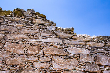 random stone wall and the blue sky ランダムな石の壁と青空
