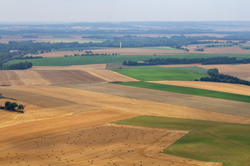 Obraz premium vue aérienne de plusieurs champs