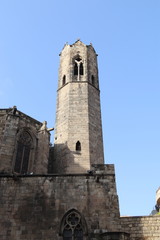Fototapeta na wymiar Clocher de la cathédrale Sainte-Croix à Barcelone, Espagne 