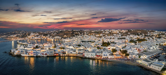 Fototapeta na wymiar Aerial Panorama der beleuchteten Stadt von Mykonos mit den Bars und Restaurants auf den Kykladen in Griechenland
