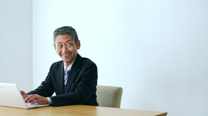 パソコンを使う中高年男性