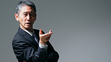 演説する中高年男性