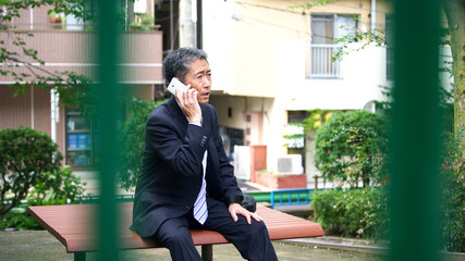 スマホを使う中高年男性