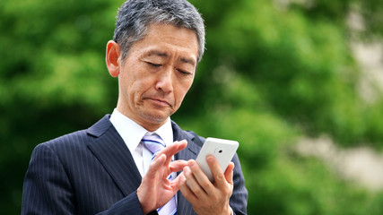 スマホを使う中高年男性