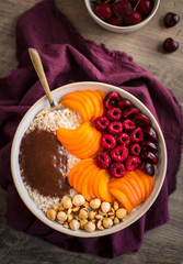 Bol de flocons d'avoine et fruits