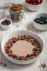 Bol de smoothie chocolat myrtilles et granola