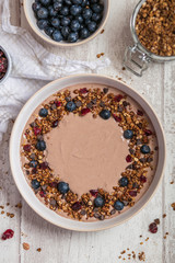 Bol de smoothie chocolat myrtilles et granola