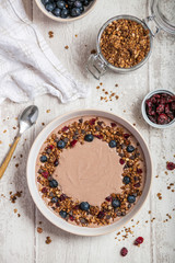 Bol de smoothie chocolat myrtilles et granola