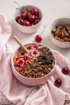 Bol de flocons d'avoine granola et cerises