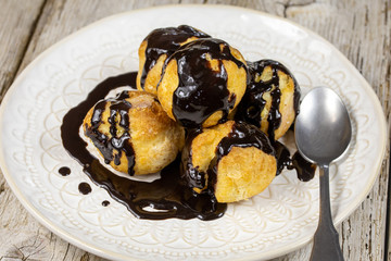 profiteroles au chocolat