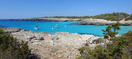 Vue panoramique d'une crique méditerranéenne