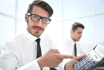 Obraz premium Smiling accountants discussing reports at the office