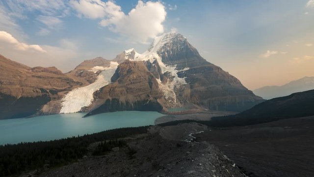 Sunrise of mount Robson and Berg lake 4K time lapse